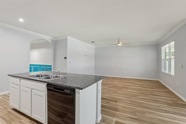 kitchen featuring a sink, dishwasher, a center island with sink, and light wood finished floors