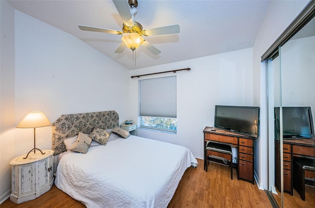 bedroom with hardwood / wood-style flooring, ceiling fan, and a closet