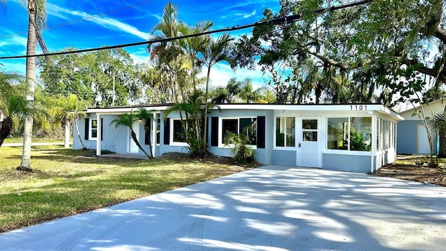 ranch-style home with a front yard