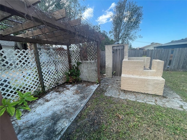 view of yard featuring a pergola