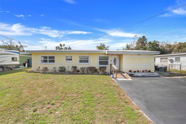 single story home with a front yard