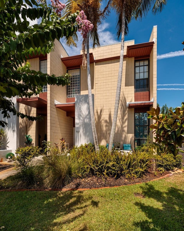 view of side of property featuring a lawn