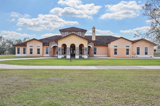 view of front of property featuring a front lawn