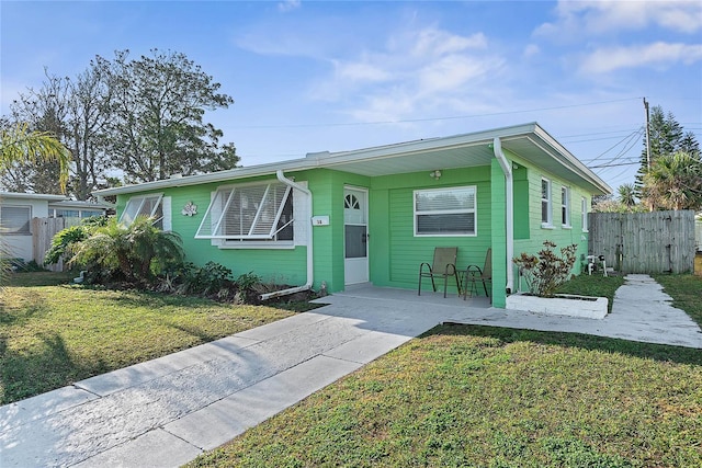 view of front of house featuring a front yard