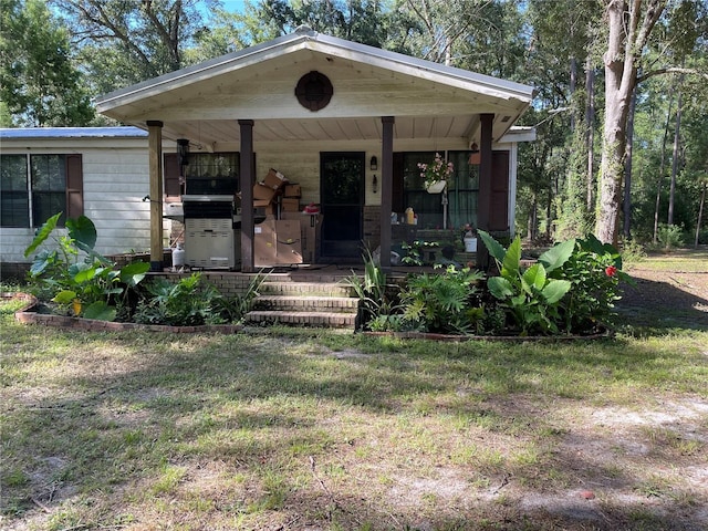 view of front of property featuring a front lawn