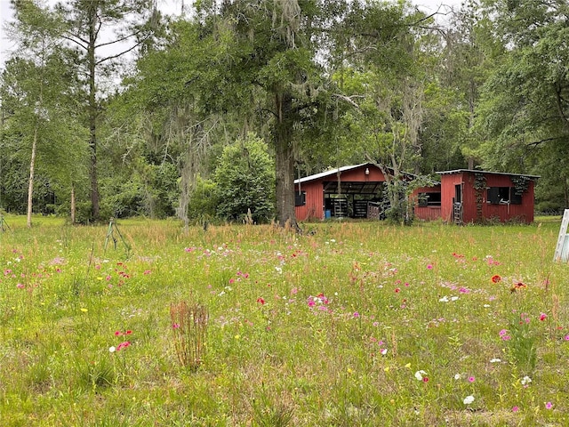 view of yard featuring an outbuilding