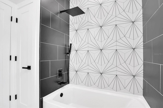 bathroom featuring tiled shower / bath