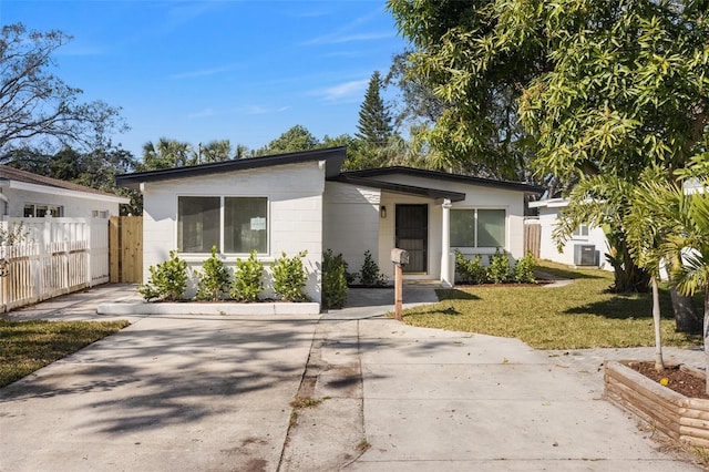 view of front of house featuring a front yard