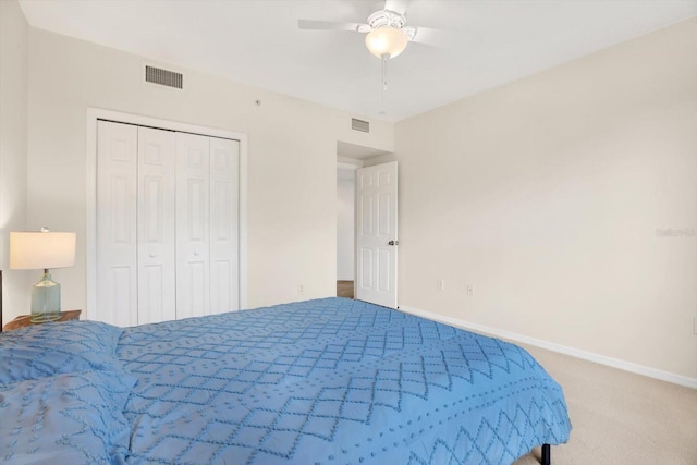 bedroom featuring carpet floors, ceiling fan, and a closet