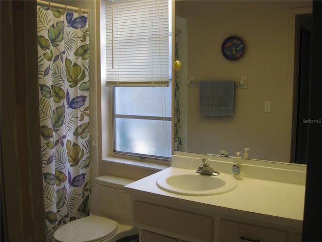 bathroom with a shower with curtain, vanity, and toilet