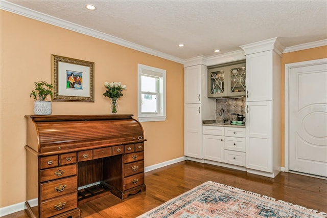 sitting room featuring baseboards, ornamental molding, dark wood-style flooring, a textured ceiling, and recessed lighting