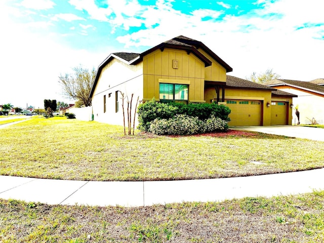 view of front facade featuring an attached garage, driveway, and a front lawn