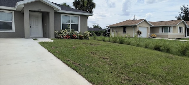 view of front of house featuring a garage and a front yard