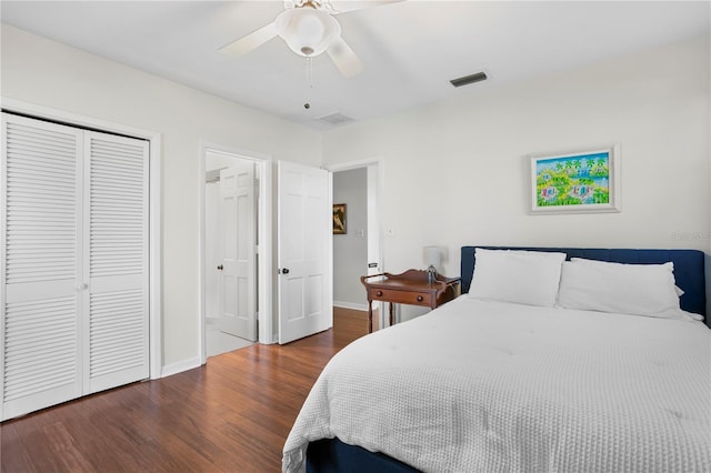 bedroom featuring dark wood-type flooring, ceiling fan, and a closet