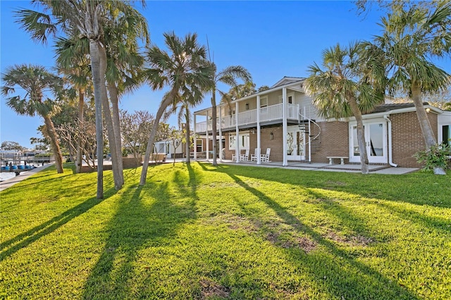 view of yard with a balcony