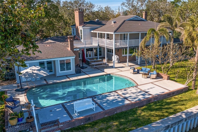 view of swimming pool featuring a patio