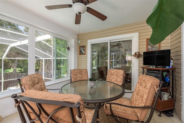 sunroom with ceiling fan