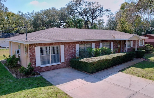 single story home featuring a front lawn