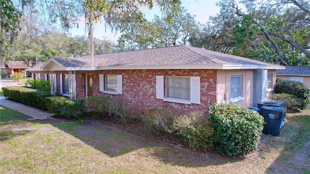 ranch-style house with a front yard