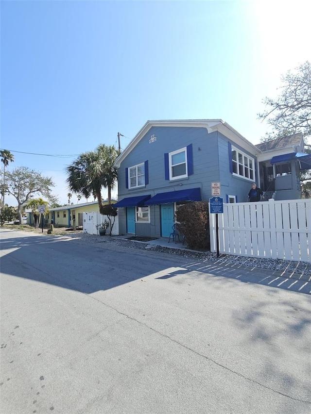 view of front of property