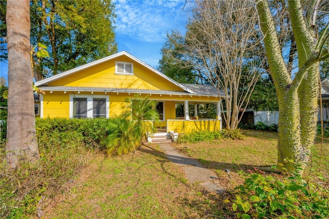 view of front of house featuring a front lawn