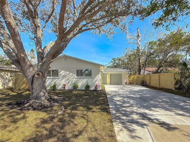 single story home with a front yard