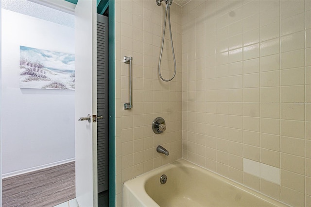 bathroom featuring tiled shower / bath combo