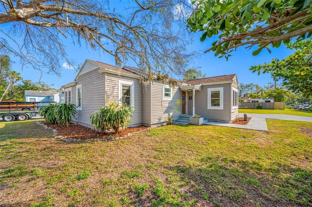 view of front of house featuring a front lawn