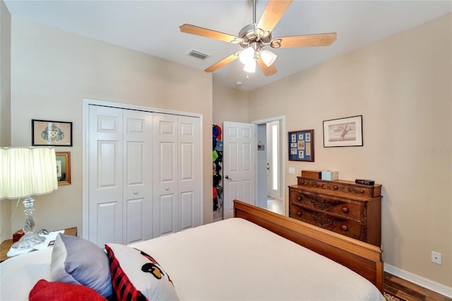 bedroom featuring hardwood / wood-style flooring, ceiling fan, and a closet