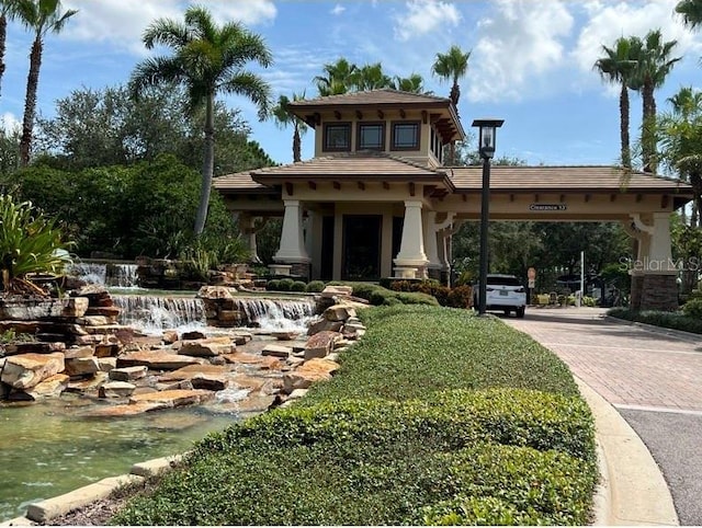 view of front facade with decorative driveway