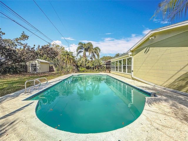 view of swimming pool