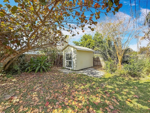 view of yard with a storage shed