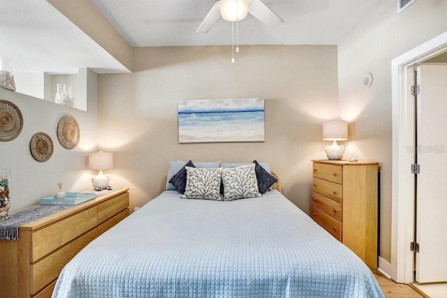 bedroom with ceiling fan