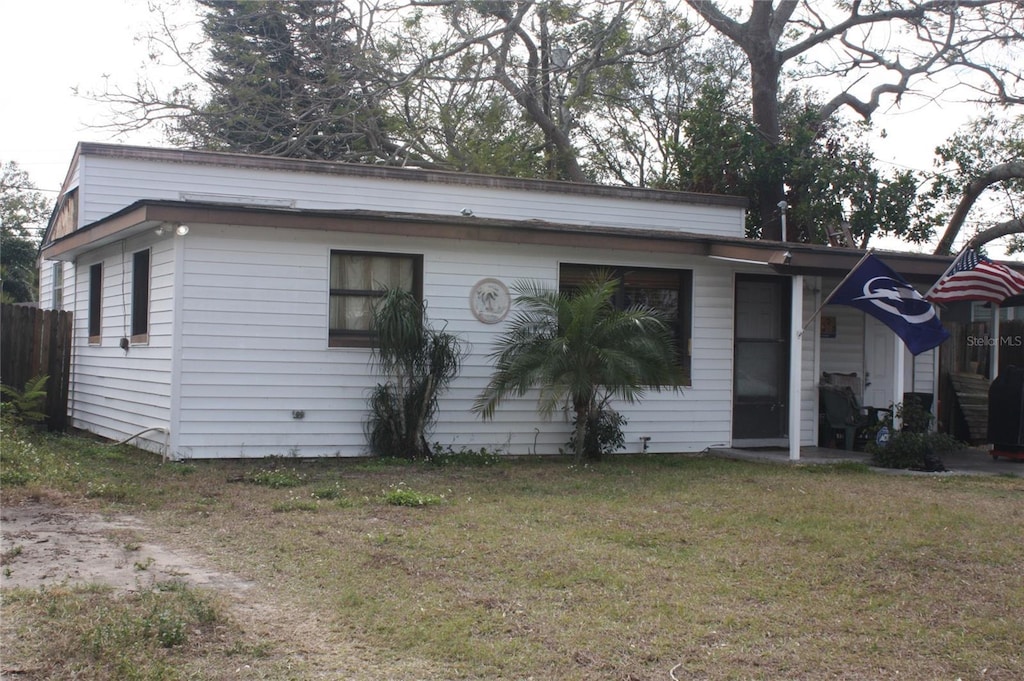 view of front of home featuring a front lawn