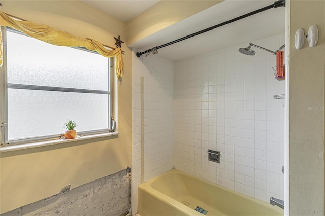 bathroom with tiled shower / bath combo