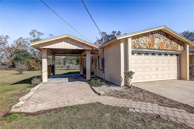 view of front of property featuring a garage, a front lawn, and a carport