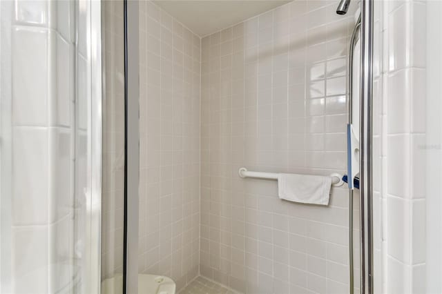 bathroom featuring tiled shower