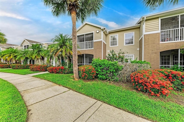 view of front facade featuring a front yard