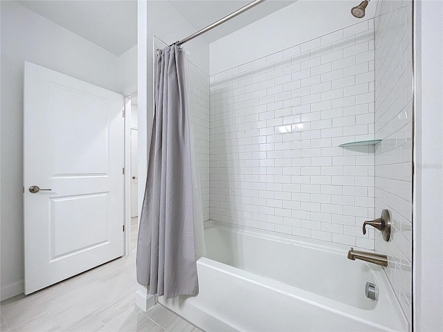 bathroom featuring shower / bath combo