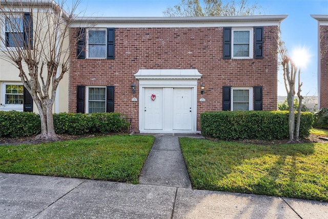 view of front of home featuring a front lawn