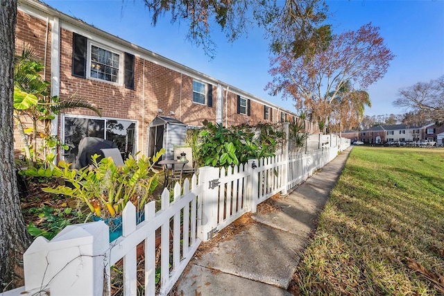 view of front of home with a front lawn