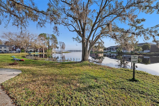 view of yard featuring a water view