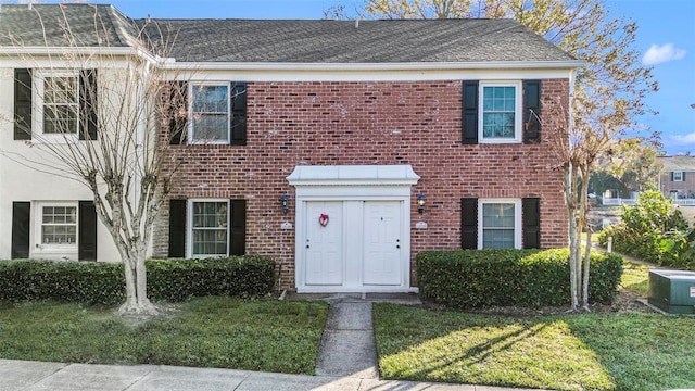 view of front of home with a front lawn