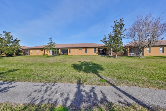 ranch-style home featuring a front lawn