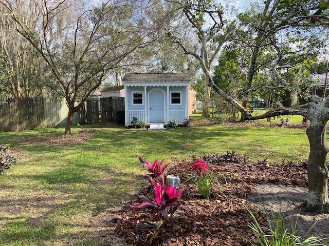 view of yard with a storage unit