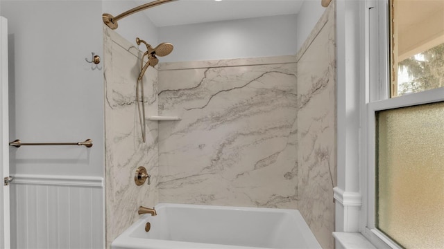 bathroom featuring tiled shower / bath combo