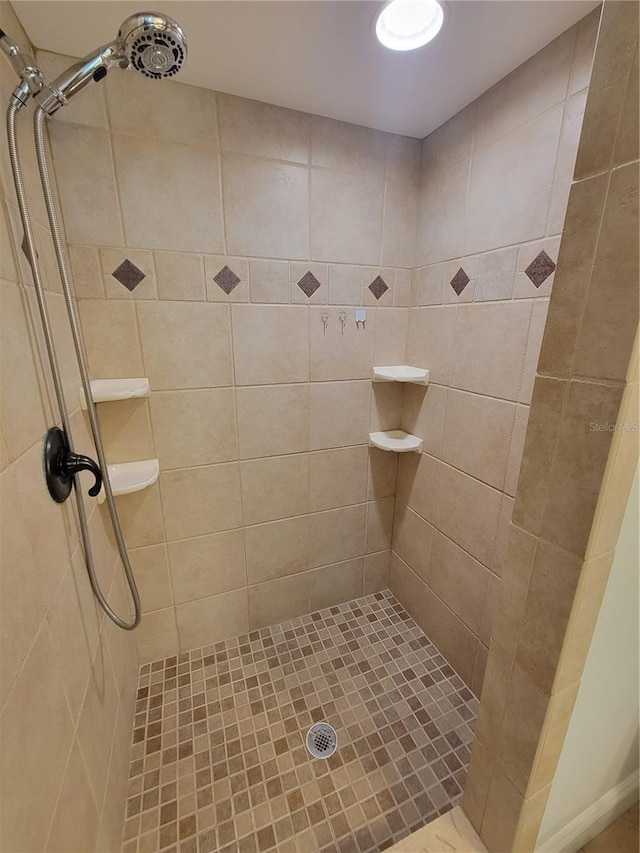 bathroom featuring a tile shower