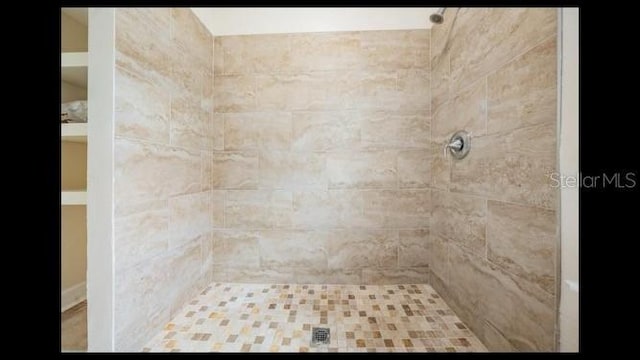 bathroom featuring a tile shower