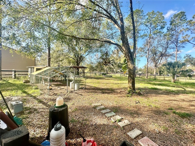 view of yard featuring an outbuilding