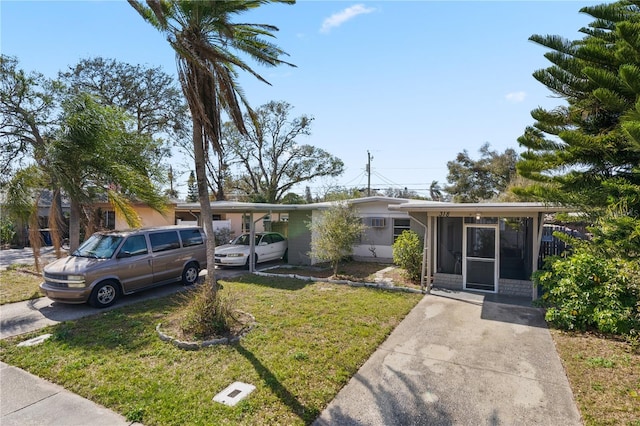 view of front of house featuring a front lawn